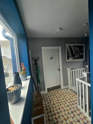 Inalong - Quirky property with sea views above an Ale House, The Mumbles (photo 10)