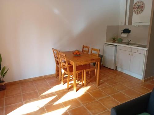 Mazet provençal climatisé 5 pers jardin et parking (Mazet provencal climatise 5 pers jardin et parking) in Gaujac