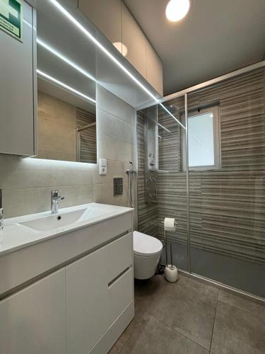 ห้องน้ำ, Casa São João - Ribeira Quente (Casa Sao Joao - Ribeira Quente) in ริเบย์รา เกงชิ