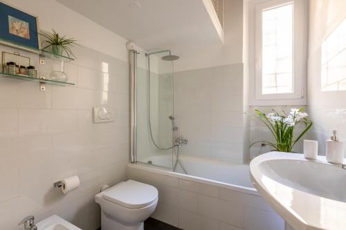 Quiet Trevi Fountain Apartment with patio and backyard, Roma (foto 10)
