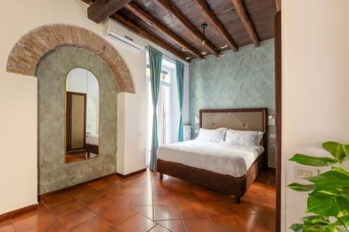 Quiet Trevi Fountain Apartment with patio and backyard, Roma (foto 5)
