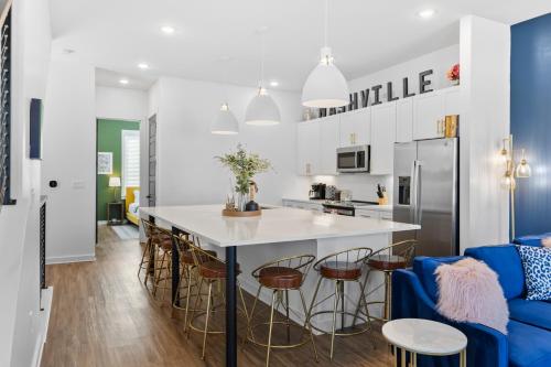 Stunning Modern Townhome with 9 Beds, Walk to Shops in Nashville, USA