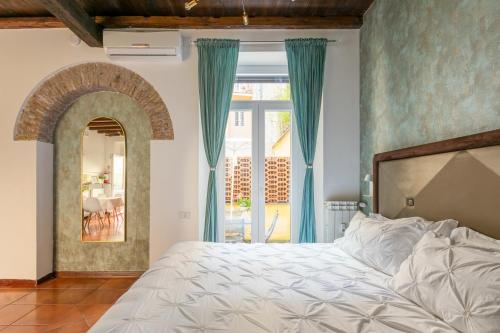 Quiet Trevi Fountain Apartment with patio and backyard, Roma (foto 2)