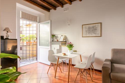 Quiet Trevi Fountain Apartment with patio and backyard, Roma (foto 4)