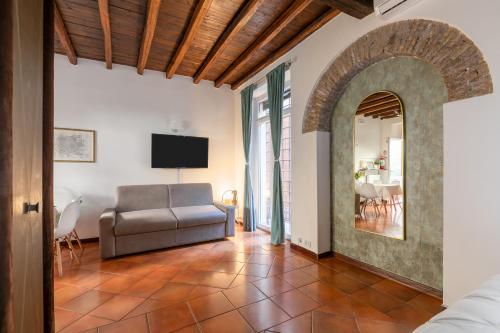 Quiet Trevi Fountain Apartment with patio and backyard, Roma (foto 7)