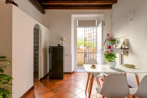 Quiet Trevi Fountain Apartment with patio and backyard, Roma (foto 3)