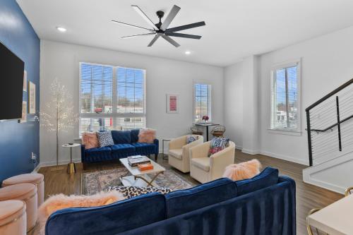 Stunning Modern Townhome with 9 Beds, Walk to Shops in Nashville, USA