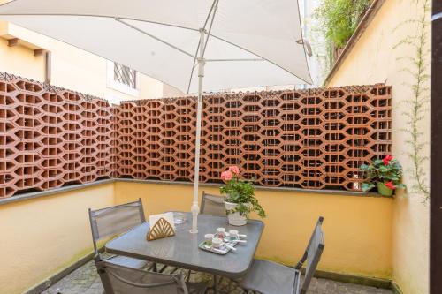 Quiet Trevi Fountain Apartment with patio and backyard, Roma (foto 8)