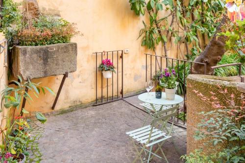 Quiet Trevi Fountain Apartment with patio and backyard, Roma (foto 6)