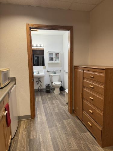 Susitna River Lodging, Suites - 화장실