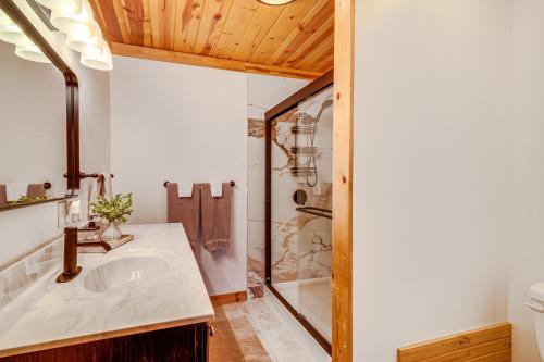 Cozy Cabin Retreat with Deck By Golf and Bass Fishing! - image 11