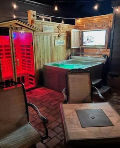 Romantic Couples Retreat - Tahoe Room, Reno