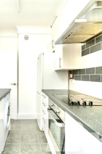 Charming London Apartment with 2 Bedrooms - image 11