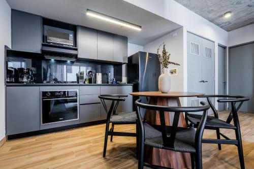 Majestic 1BR with Great Pool in Centriqo