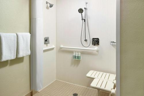 Courtyard By Marriott Hartford Windsor Airport - image 6