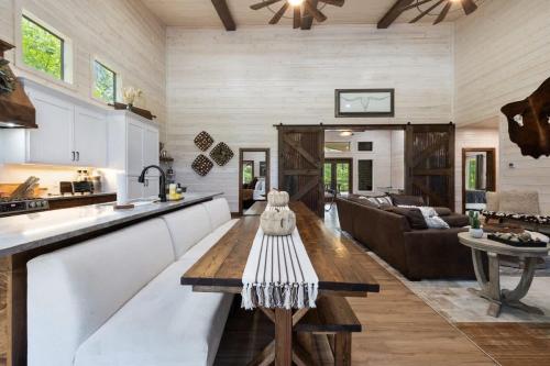 Chic Rustic Cabin- Woodsy Retreat in Eagle Mt