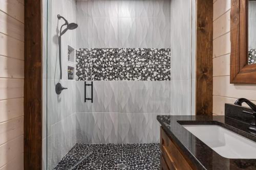 Chic Rustic Cabin- Woodsy Retreat in Eagle Mt