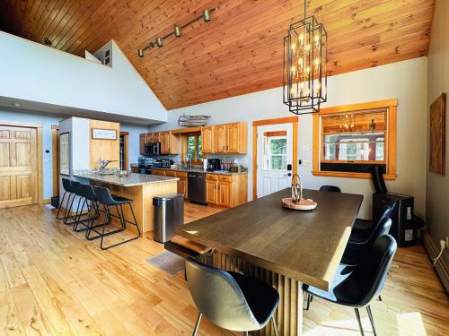 Sunset, Lake and Mtn View, Theater, Hot Tub, Xbox, Close to Sunday River in Bethel (ME)