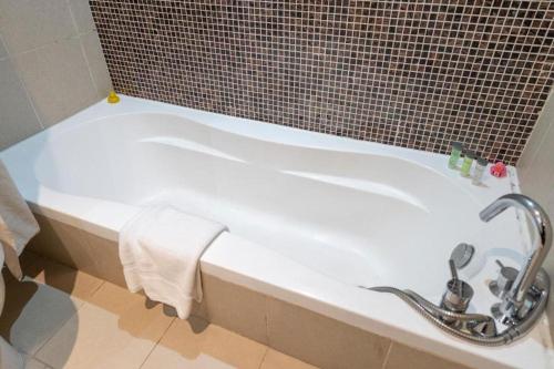 Chic and Serene Downtown One Bedroom Apartment with Study Close to GITEX, Dubaj (zdjęcie 6)