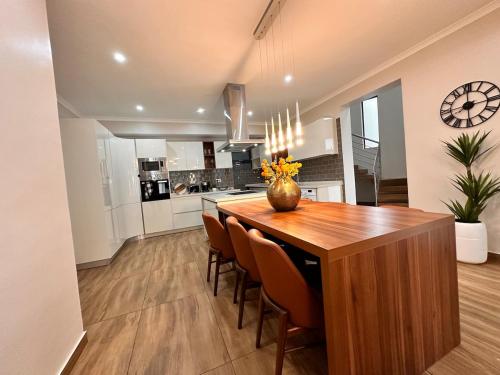 A Lovely, Luxurious unit in นิวแลนด์