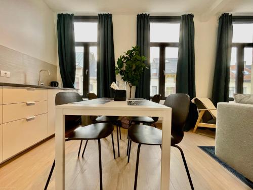 OneLuxStay near Fashion District 5