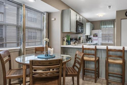 Spring Break Special! No Stairs, Lake View, SDC, 8-4