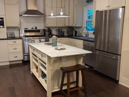 New! Stately 3br25ba Near Rockwood in Durham, USA
