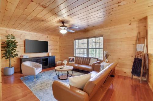 Modern 6BR Cabin- Hot Tub Theater Basketball