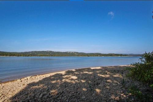 Spring Break Special! No Stairs, Lake View, SDC, 9-4