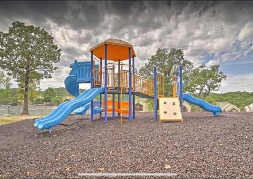 Spring Break Special! No Stairs, Lake View, SDC, 9-4