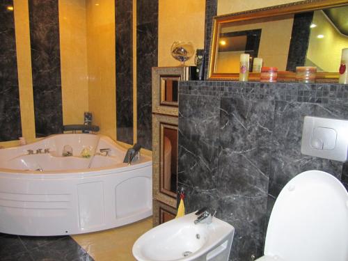 Triplex jacuzzi apartment – khách sạn tại Pidzamche