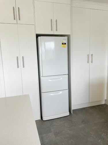 مطبخ, Living Oasis Home in Pakuranga Heights