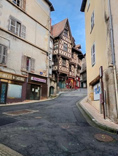 Ümbrus, Duplex Center Thiers - Clermont-Ferrand - Lyon - Free Parking - Self-check-in in Thiers