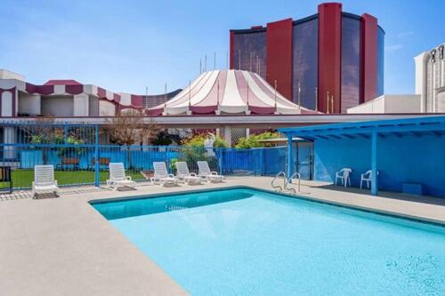 Travelsuites Inn near Adventuredome