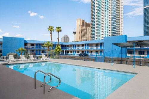 Travelsuites Inn near Adventuredome
