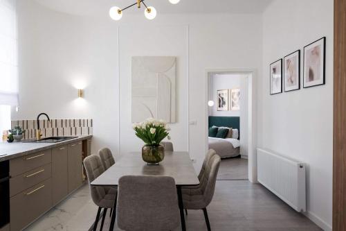 Elegant & Bright 2BR Condos - Steps from Old Town - image 2
