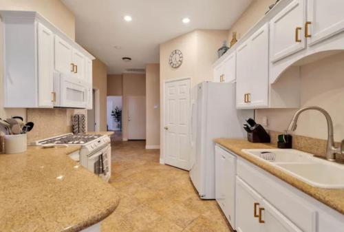 Scenic Getaway Spacious 3BR 3BA w Pool and Tennis Access Scenic Getaway Spacious 3BR 3BA w Pool and Tennis Access