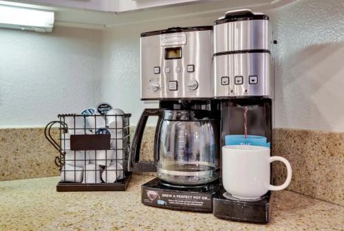 Scenic Getaway Spacious 3BR 3BA w Pool and Tennis Access Scenic Getaway Spacious 3BR 3BA w Pool and Tennis Access