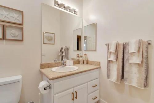 Scenic Getaway Spacious 3BR 3BA w Pool and Tennis Access Scenic Getaway Spacious 3BR 3BA w Pool and Tennis Access