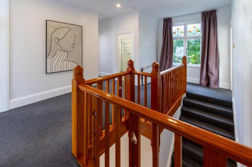 المنظر الخارجي, Grand 5-Bedroom Villa in Fendalton in Fendalton