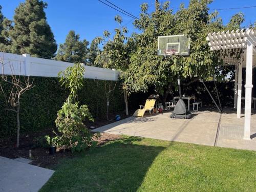 Costa Mesa Homestay - Private Rooms with 2 Shared Baths and Hosts Onsite in Halecrest