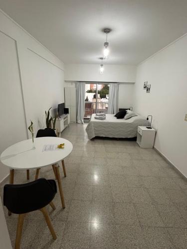 Amplio monoambiente en 7 y 34