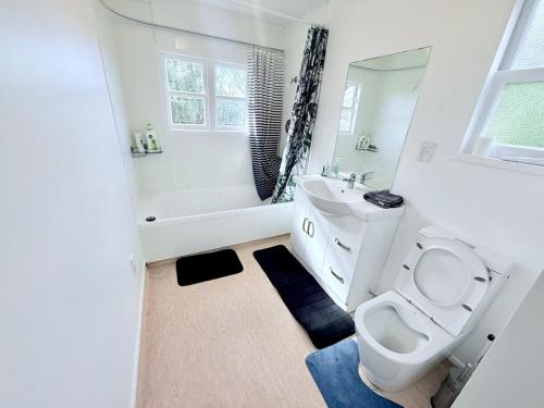 Comfy 2 bedroom flat, close to city in Island Bay