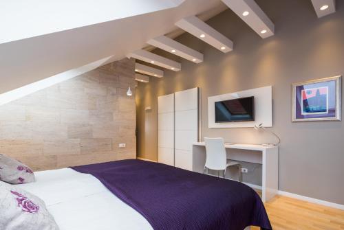 Laura Lux Suites - image 9