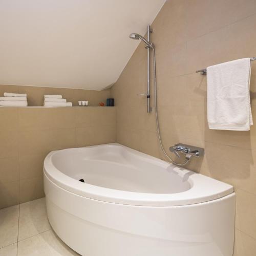 Laura Lux Suites - image 6