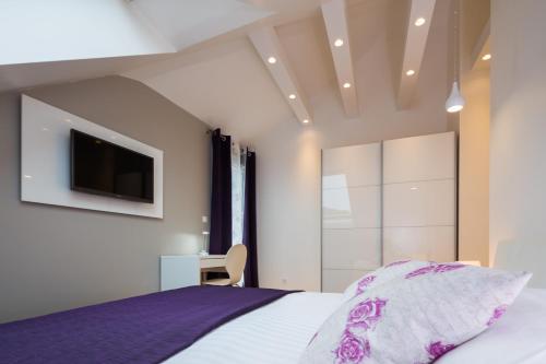 Laura Lux Suites - image 7