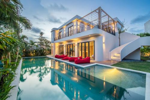 Spacious 6BR villa with 17m pool in Berawa Canggu