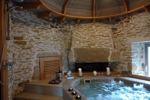 Pezsgőfürdő, La Vinotiere Chambres Appartements Spa in Saint-Renan