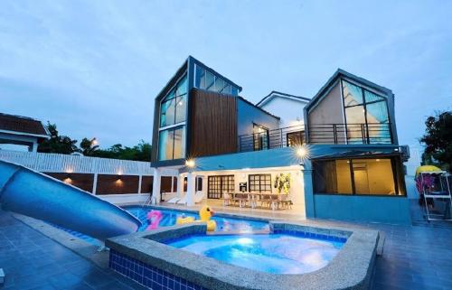 FUN r2 Villa, 20 People Max FUN r2 Villa, 20 People Max