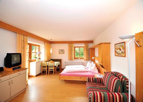 1 king bed, 1 sofa bed